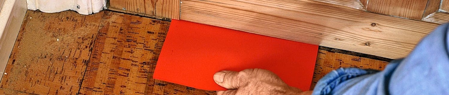 Lägg en bit papp under dörren. Om pappen sitter fast, beror det på att dörren hugger. Lägg en bit papp under dörren. Om pappen sitter fast, beror det på att dörren hugger.